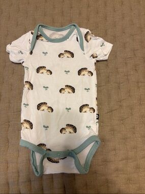Kyte BABY White Hedgehog Print Short Sleeve Onesie with Sage Trim